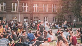 Studenti slavili japonský svátek jara Hanami. Ulice Technická byla plná studentů.