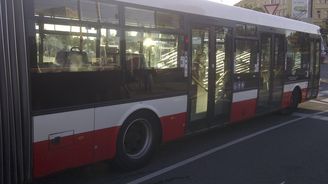 Přibývá případů, kdy se aktivisté lepidlem přilepují k&nbsp;věcem. V&nbsp;úterý museli policisté odlepit člověka od&nbsp;autobusu