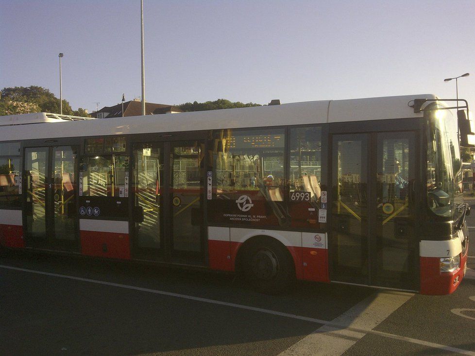 O prázdninách DPP zavedl pro linku 119 zdvojený režim, autobusy ale jezdily prázdné.