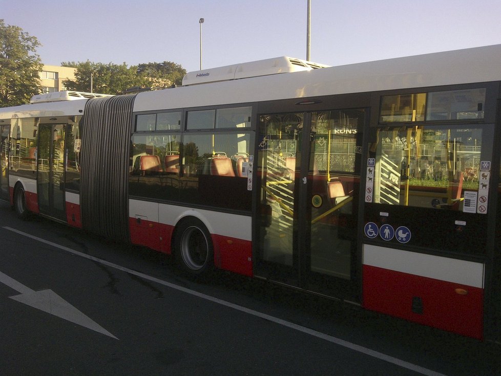 O prázdninách DPP zavedl pro linku 119 zdvojený režim, autobusy ale jezdily prázdné.