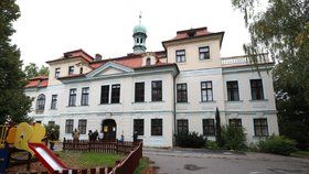 Park Veleslavínského zámku by se podle Prahy 6 mohl zpřístupnit veřejnosti.