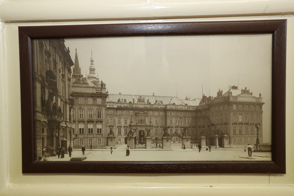 V prvním patře jsou vystavené fotografie Prahy více než sto let staré.