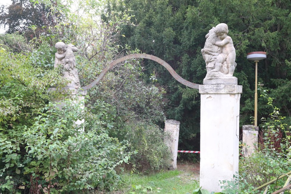 V areálu se nacházejí sochy se světskými motivy podobné těm, jež jsou v českých lázeňských městech.