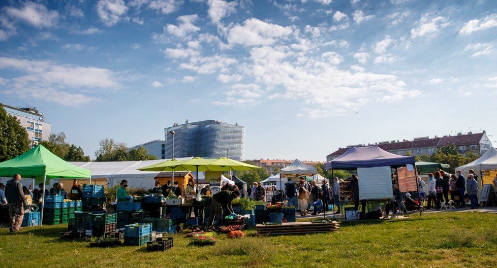 V sobotu 16. května přišli lidé nakoupit čerstvou zeleninu a ovoce na Farmářské trhy na Kulaťáku. Po celou dobu měli na obličejích roušky.