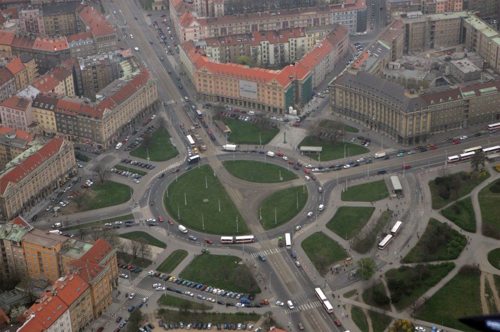 O obchvatu vytíženého Vítězného náměstí se mluví již roky. Práce na něm se podle Prahy 6 zpomalí kvůli snížení investic.