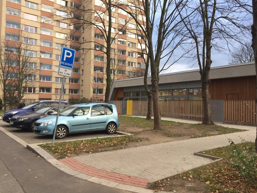 Parkovací místo vyhrazené pro parkující u školky.