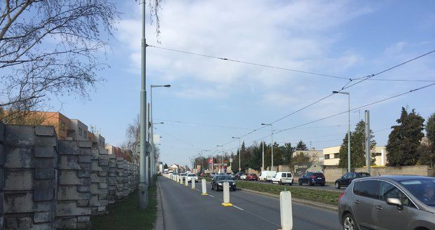 V ulici Bělohorská na Vypichu byla zahájená modernizace zničené protihlukové stěny. Hotovo by mělo být na začátku srpna.