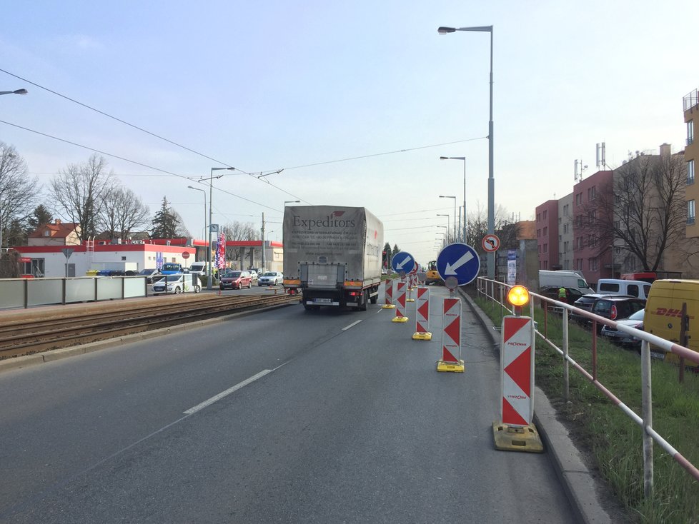 V ulici Bělohorská na Vypichu byla zahájená modernizace zničené protihlukové stěny. Hotovo by mělo být na začátku srpna.