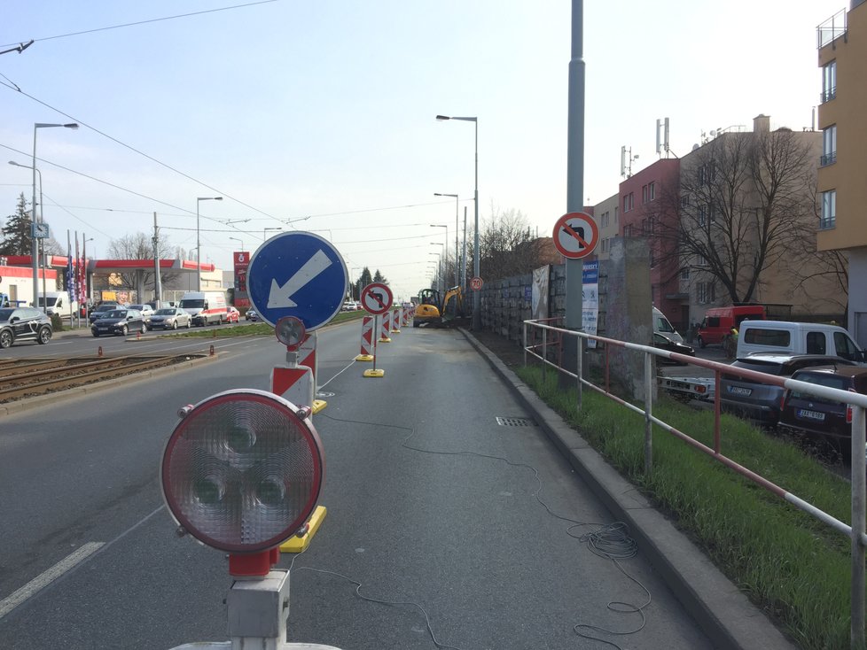 V ulici Bělohorská na Vypichu byla zahájená modernizace zničené protihlukové stěny. Hotovo by mělo být na začátku srpna.