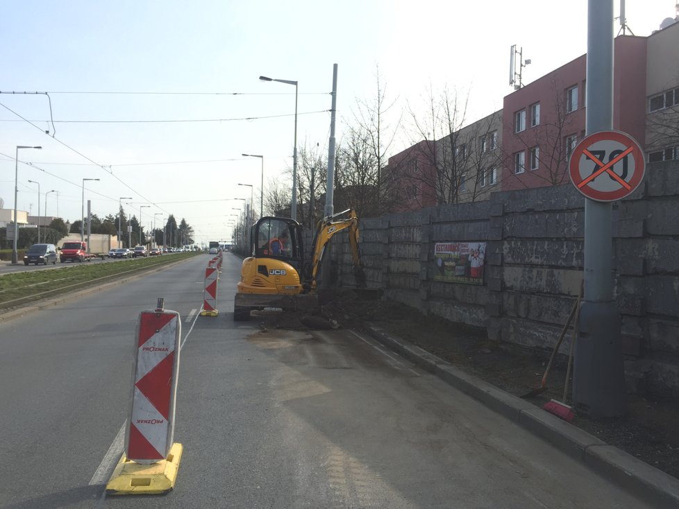 V ulici Bělohorská na Vypichu byla zahájená modernizace zničené protihlukové stěny. Hotovo by mělo být na začátku srpna.