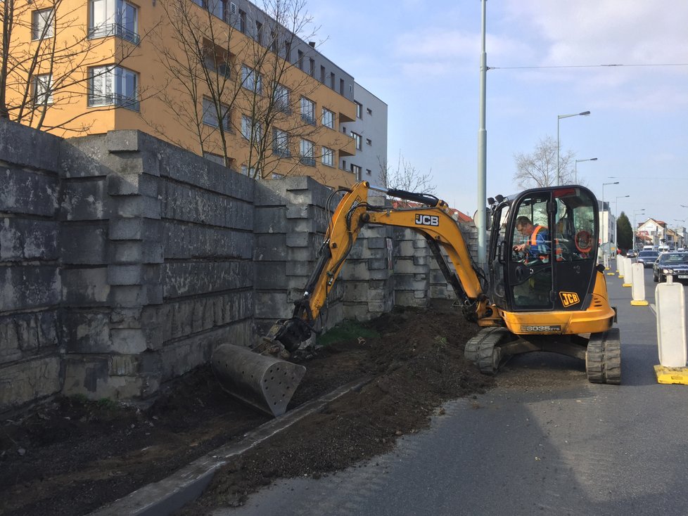 V ulici Bělohorská na Vypichu byla zahájená modernizace zničené protihlukové stěny. Hotovo by mělo být na začátku srpna.
