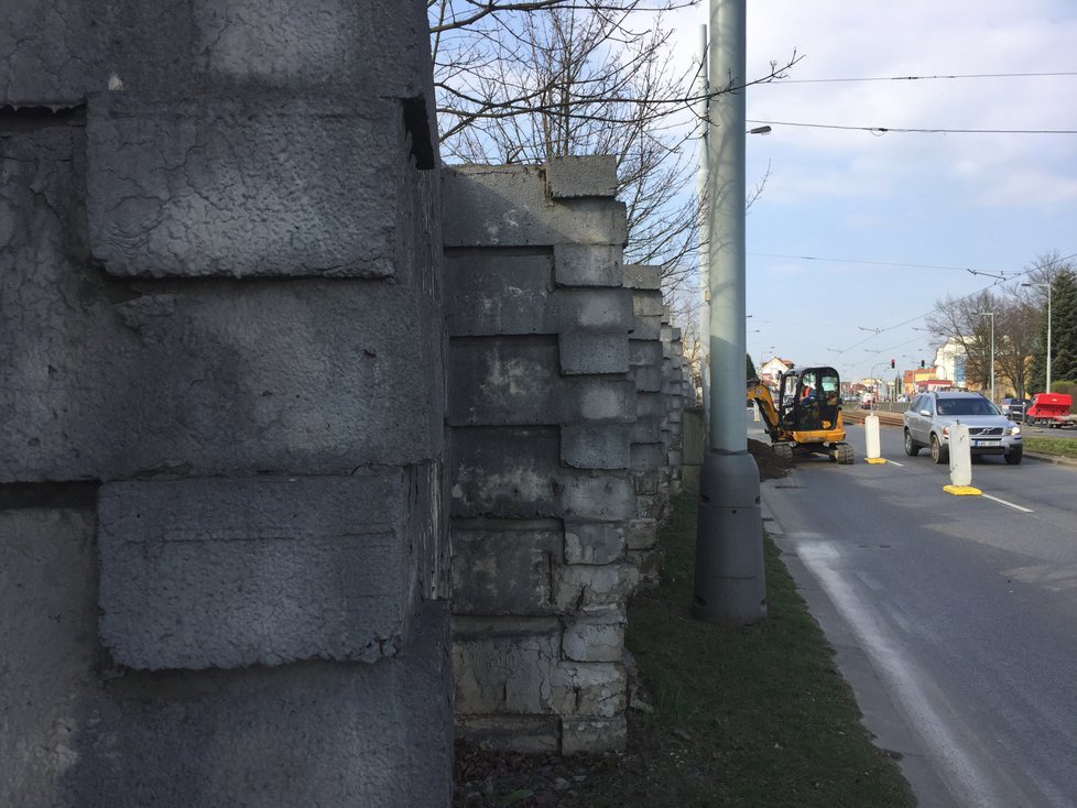 V ulici Bělohorská na Vypichu byla zahájená modernizace zničené protihlukové stěny. Hotovo by mělo být na začátku srpna.