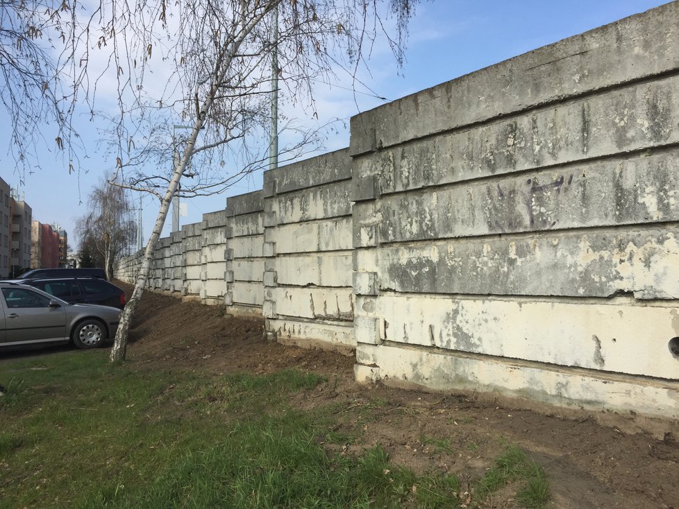 V ulici Bělohorská na Vypichu byla zahájená modernizace zničené protihlukové stěny. Hotovo by mělo být na začátku srpna.