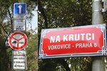 V ulici Na Krutci je nové, bizarní dopravní značení.