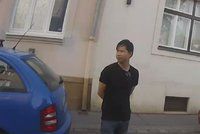 Prasák (33) chtěl znásilnit dívku v Praze 6, před jinými se uspokojoval! Policie hledá další oběti