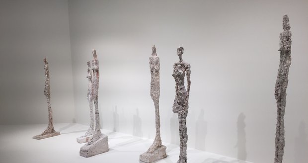 V roce 1956 vytvořil na benátském bienále odlitky ze sádry s názvem Ženy z Benátek. Na sochách jsou vidět otisky jeho prstů na tvárné hlíně.