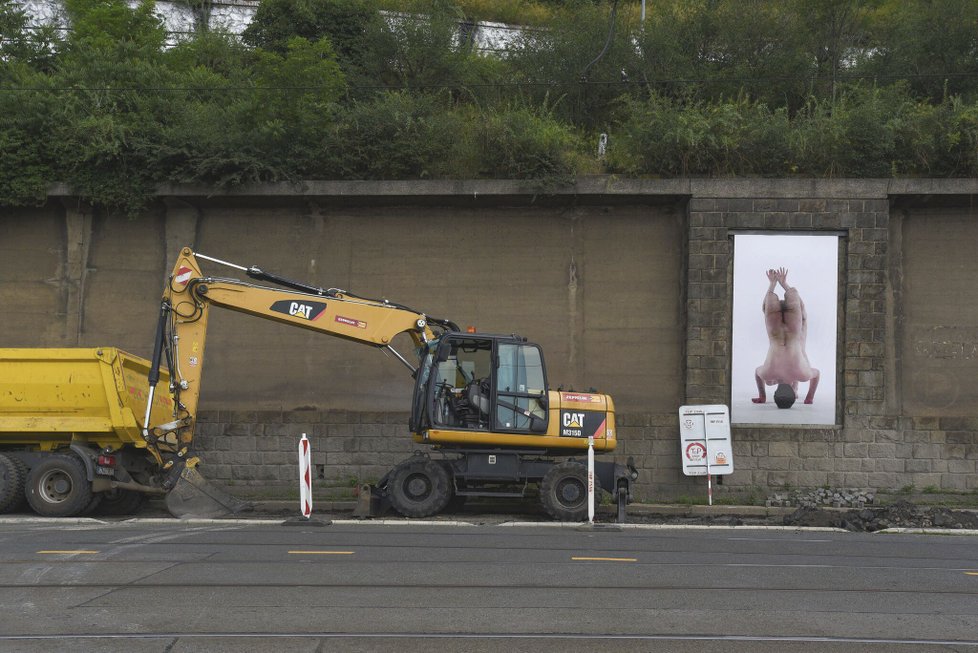 Na Nábřeží kapitána Jaroše vystavují hendikepované naháče. Odhalili svá krásná těla.