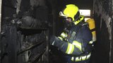 Požár v Bubnech: Policisté našli ve vyhořelém bytě zbraně a pyrotechniku