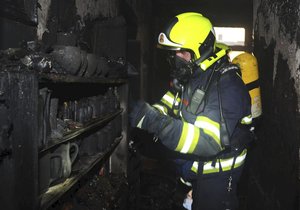Hasiči zasahovali v úterý večer v Bubnech. Evakuovali 45 osob, zranili se 4 hasiči.
