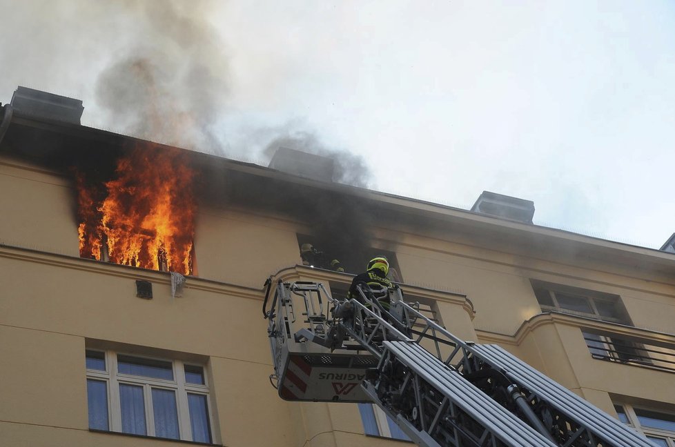 Hasiči zasahovali v úterý večer v Bubnech. Evakuovali 45 osob, zranili se 4 hasiči.