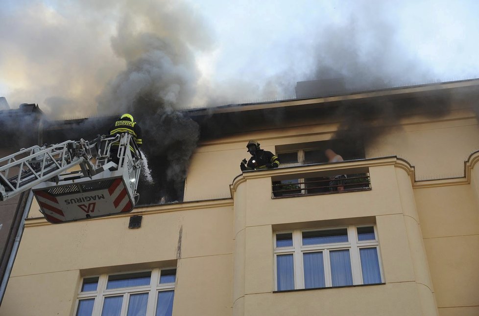 Hasiči zasahovali v úterý večer v Bubnech. Evakuovali 45 osob, zranili se 4 hasiči.