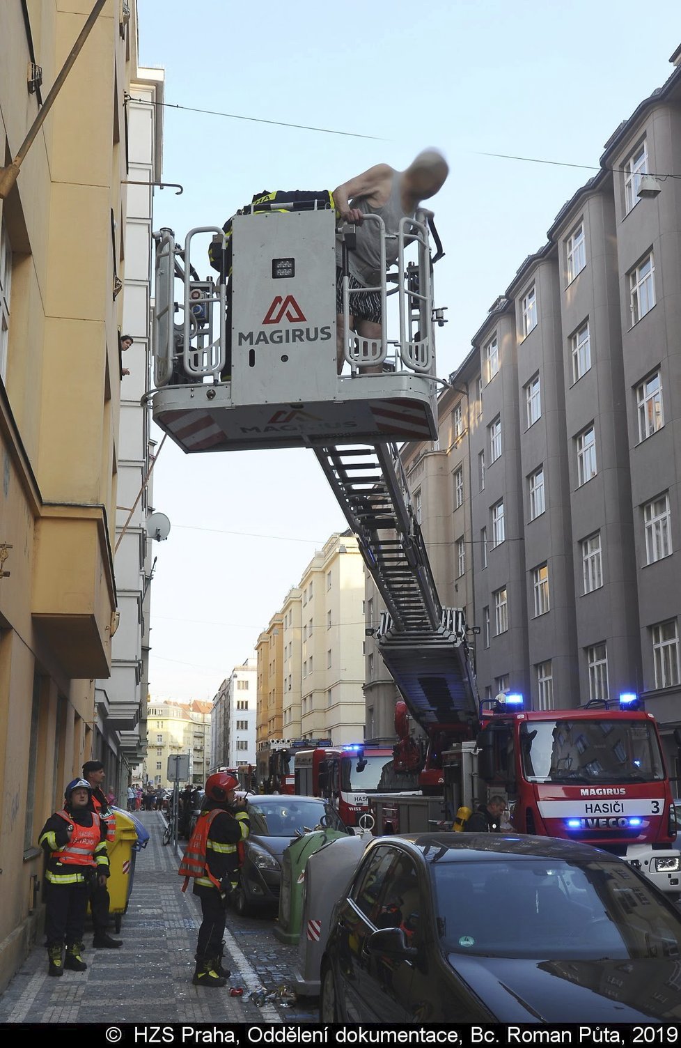 Hasiči zasahovali v úterý večer v Bubnech. Evakuovali 45 osob, zranili se 4 hasiči.