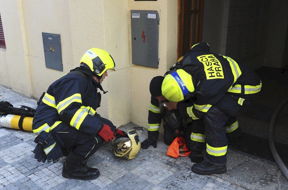 Hasiči zasahovali v úterý večer v Bubnech. Evakuovali 45 osob, zranili se 4 hasiči.