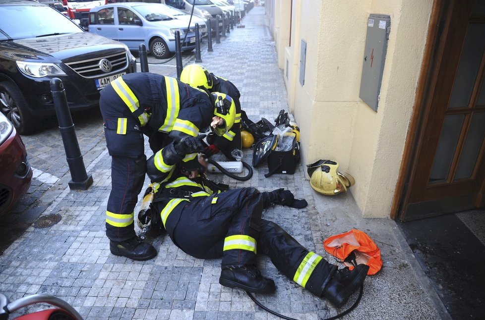 Hasiči zasahovali v úterý večer v Bubnech. Evakuovali 45 osob, zranili se 4 hasiči.