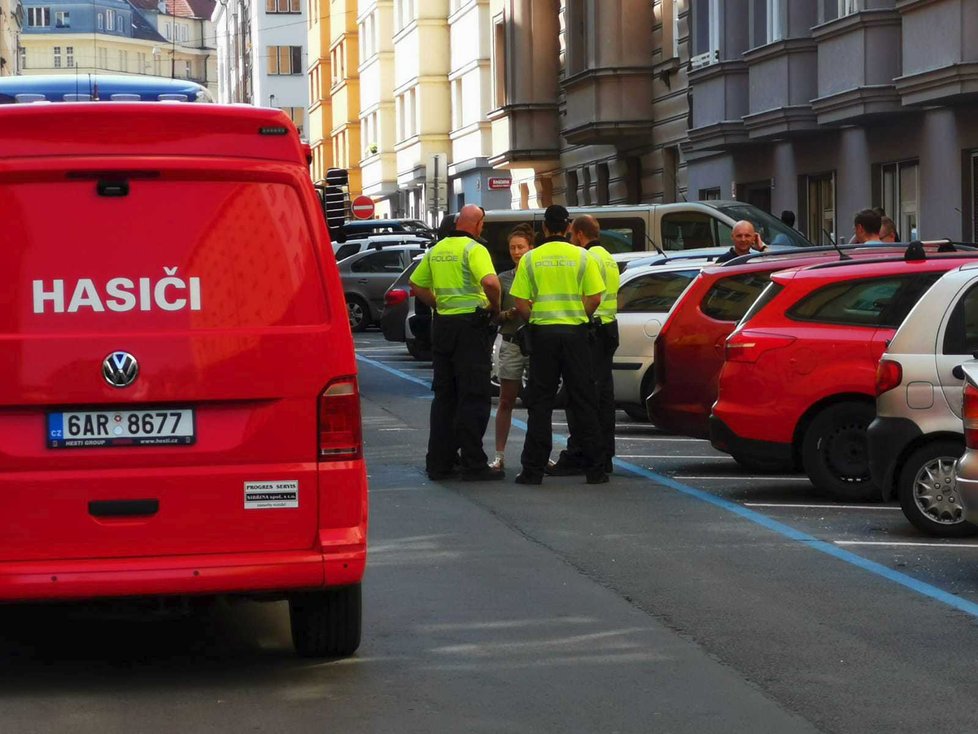 Na místo požáru v Holešovicích se druhý den vrátili kriminalisté a pyrotechnik.