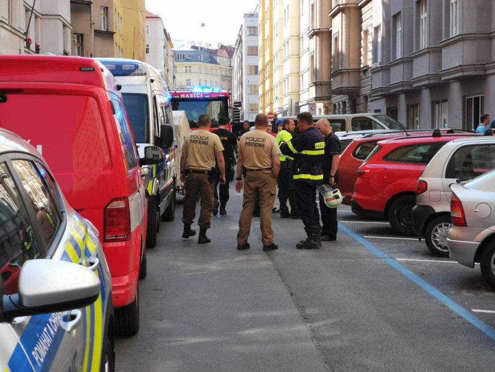 Na místo požáru v Holešovicích se druhý den vrátili kriminalisté a pyrotechnik.