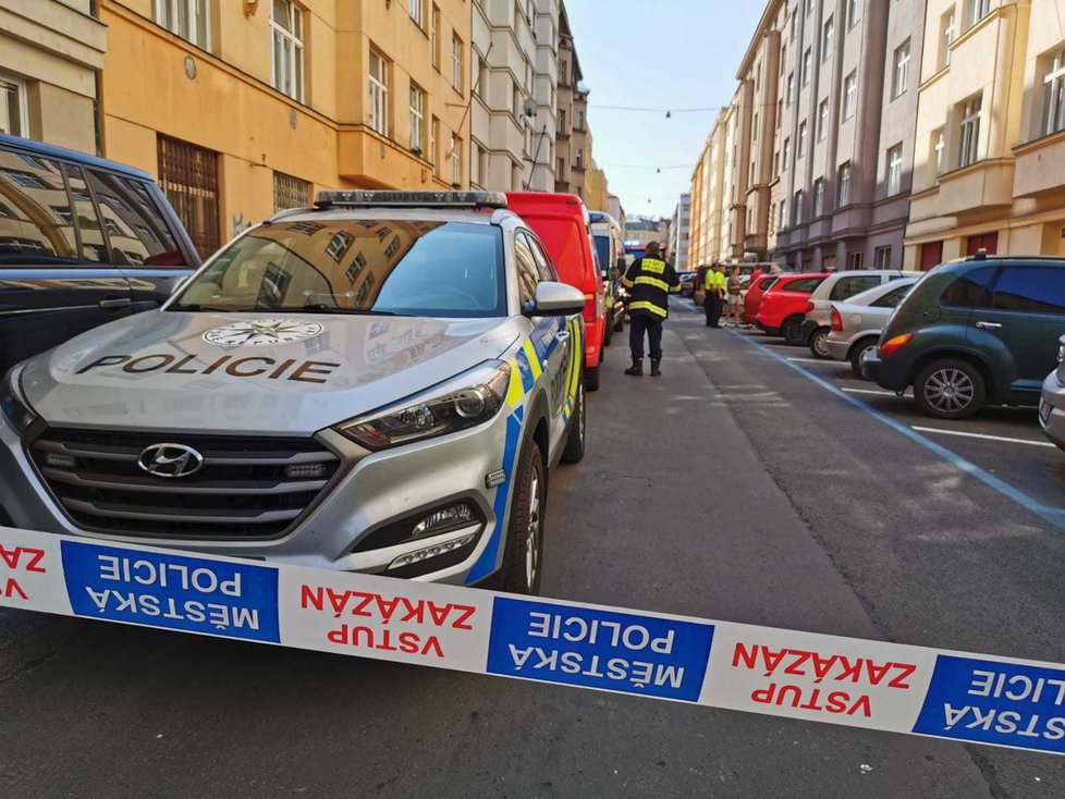 Na místo požáru v Holešovicích se druhý den vrátili kriminalisté a pyrotechnik.