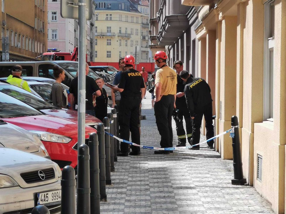 Na místo požáru v Holešovicích se druhý den vrátili kriminalisté a pyrotechnik.