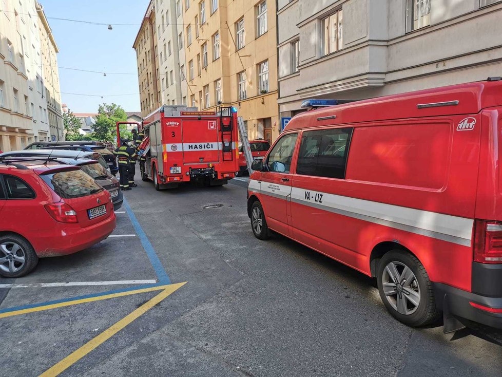 Na místo požáru v Holešovicích se druhý den vrátili kriminalisté a pyrotechnik.