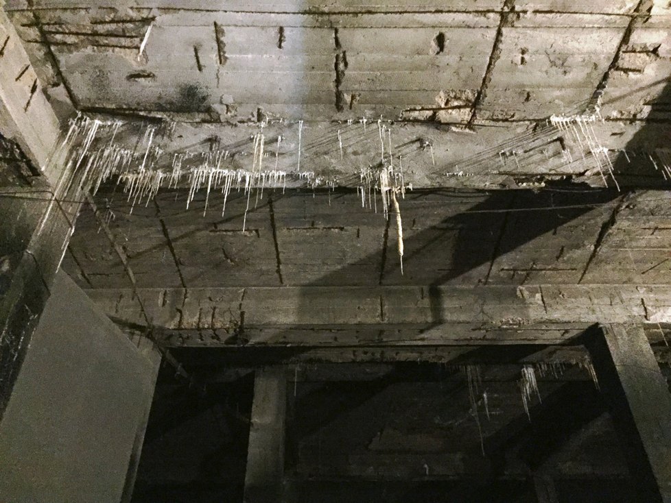 Podzemní prostory pod bývalým pomníkem Stalina jsou v dezolátním stavu. Hrozí zřícení střechy.