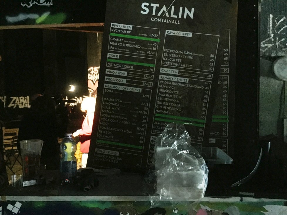 Ceny alkoholických a nealkoholických nápojů, které se podávají pod bývalým pomníkem Stalina.