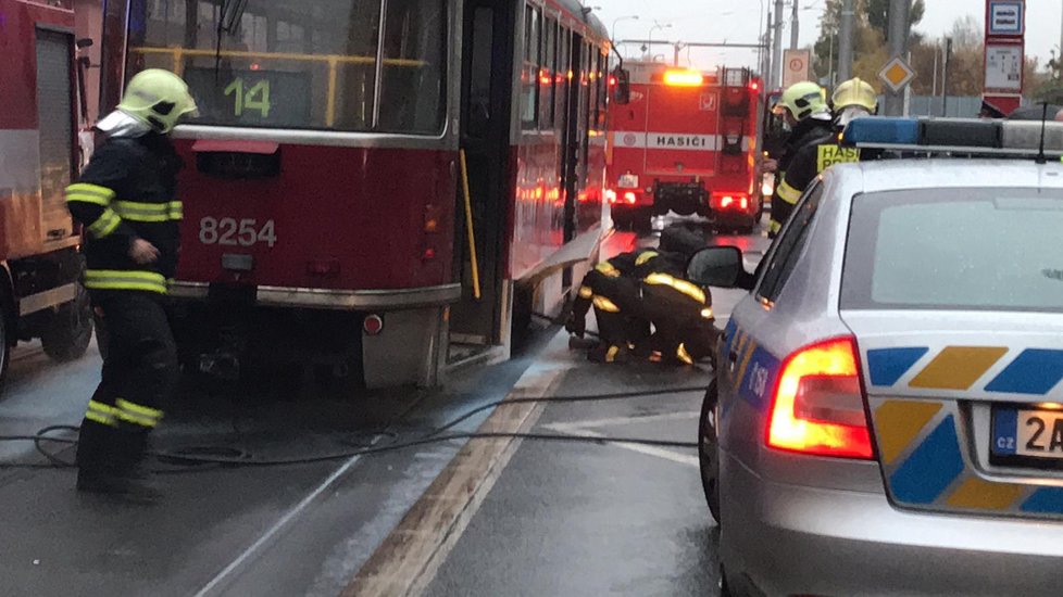 Na zastávce Maniny začala hořet tramvaj. Zasáhnout museli hasiči.