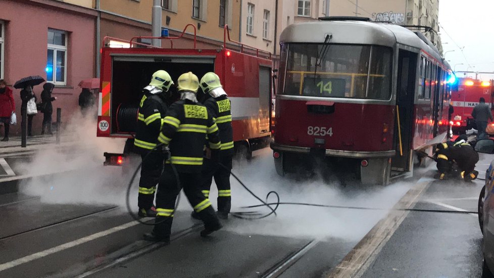 Na zastávce Maniny začala hořet tramvaj. Zasáhnout museli hasiči.