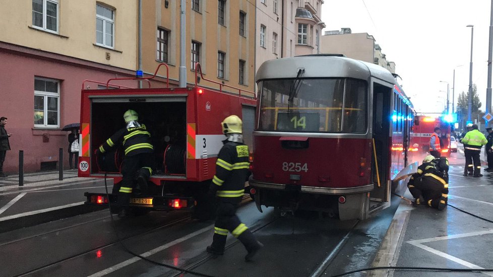 Na zastávce Maniny začala hořet tramvaj. Zasáhnout museli hasiči.