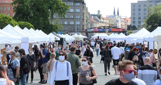 Roušky v Praze na venkovních akcích, zákaz návštěv v nemocnicích a zavřené VŠ! Hygienici přidali další opatření