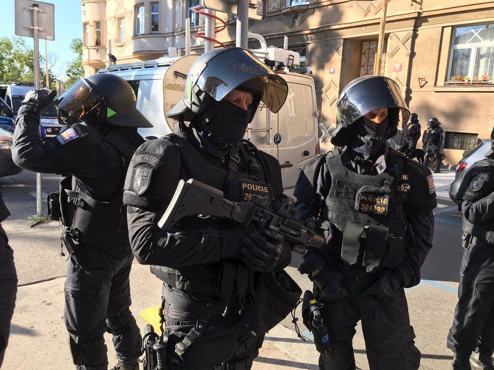 Policie musela na Letné zasáhnout proti fanouškům Baníku Ostrava.