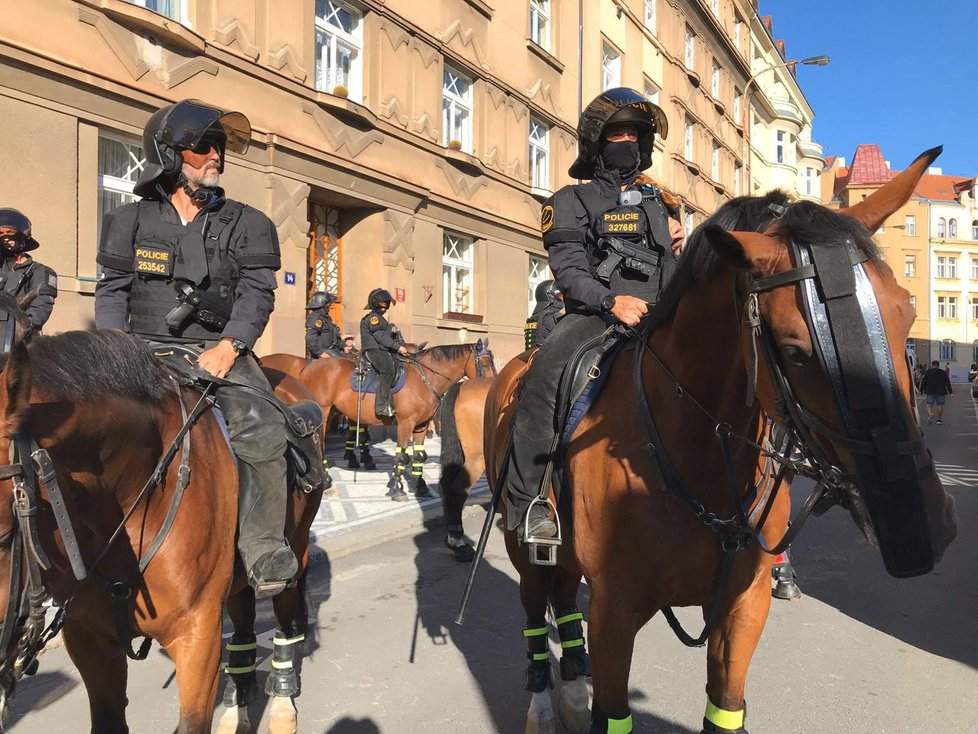 Policie musela na Letné zasáhnout proti fanouškům Baníku Ostrava.