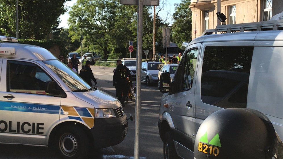 Policie musela na Letné zasáhnout proti fanouškům Baníku Ostrava.