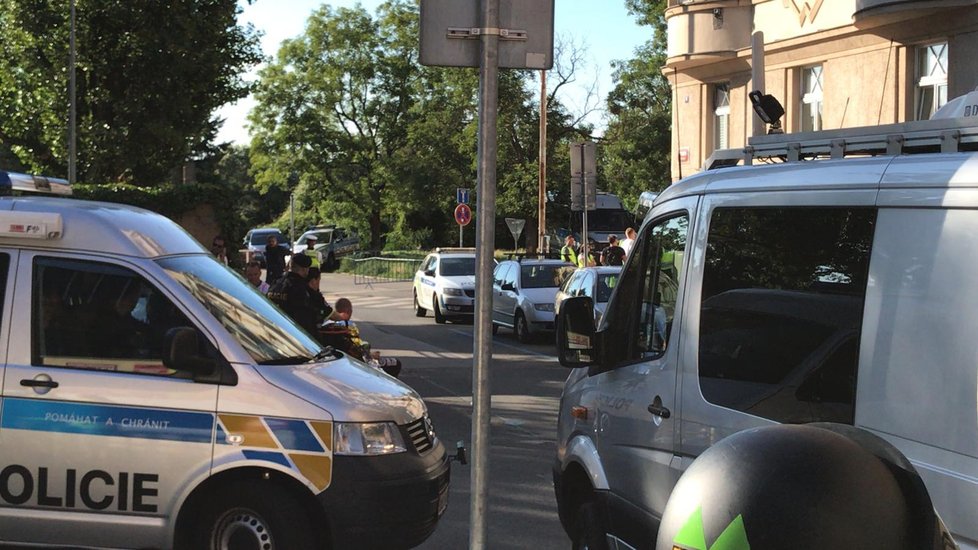 Policie musela na Letné zasáhnout proti fanouškům Baníku Ostrava.