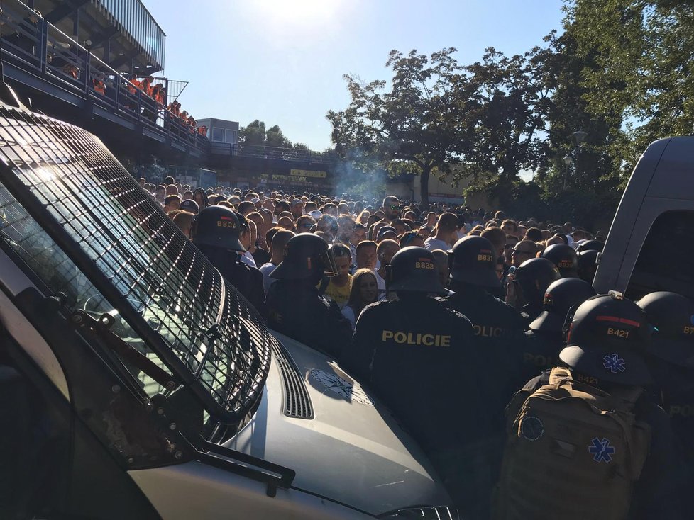 Policisté zasahují proti fanouškům Baníku Ostrava. Ti spustili na stadionu rvačku.