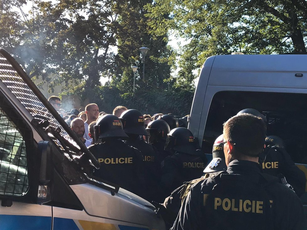 Policisté zasahují proti fanouškům Baníku Ostrava. Ti spustili na stadionu rvačku.