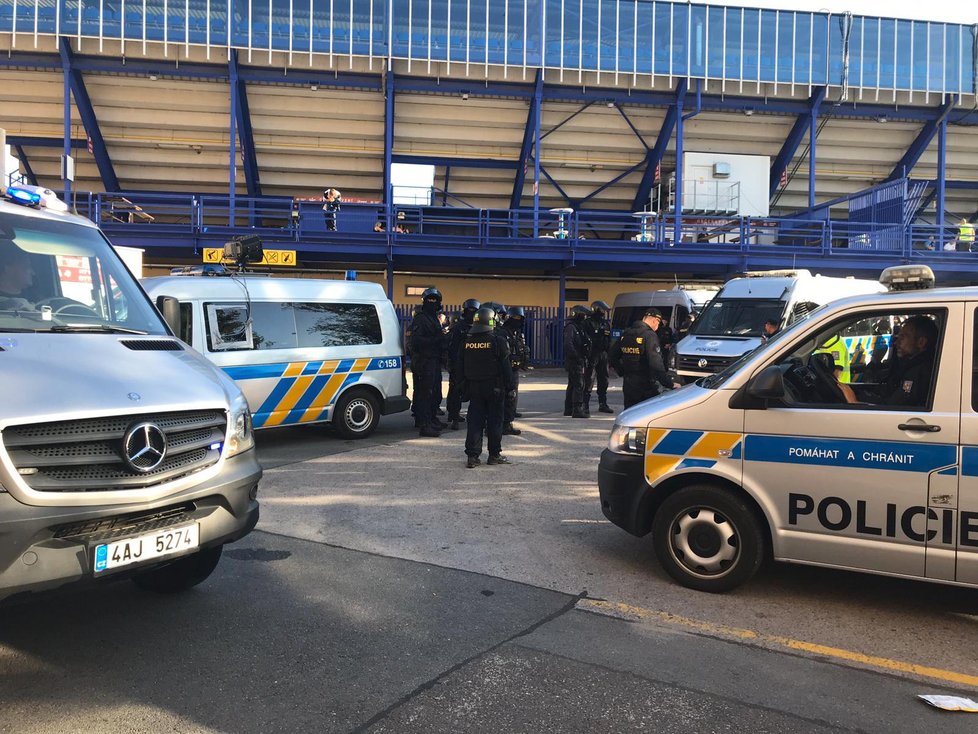 Policisté zasahují proti fanouškům Baníku Ostrava. Ti spustili na stadionu rvačku.