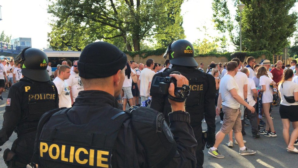 Z Letné odchází fanoušci Ostravy. Na stadionu došlo ke rvačce.