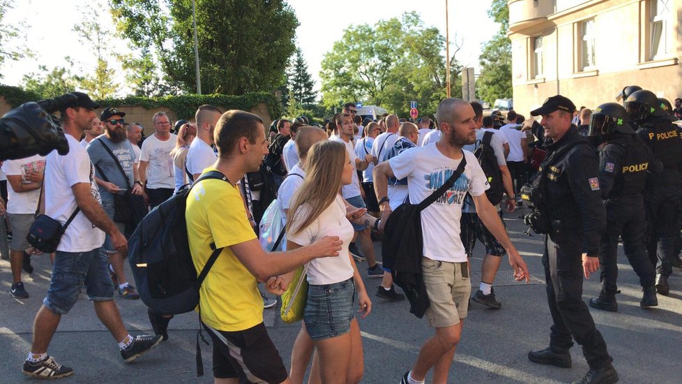 Z Letné odchází fanoušci Ostravy. Na stadionu došlo ke rvačce.