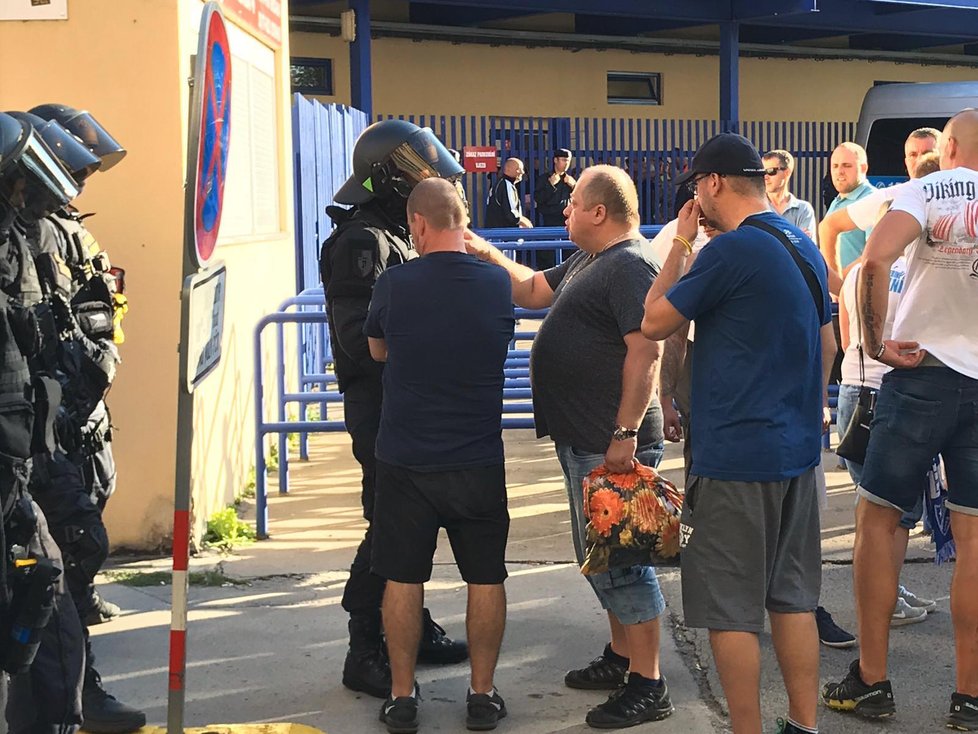 Z Letné odchází fanoušci Ostravy. Na stadionu došlo ke rvačce.