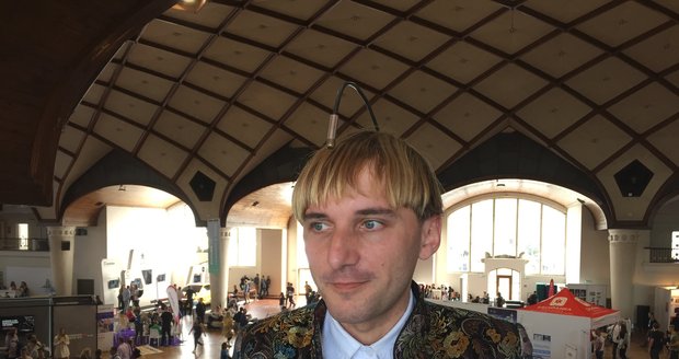 Neil Harbisson je oficiálně uznaný jako kyborg.